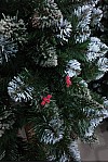 Künstlicher Weihnachtsbaum Kristall mit Zapfen und Viburnum auf einem Bein 220 cm